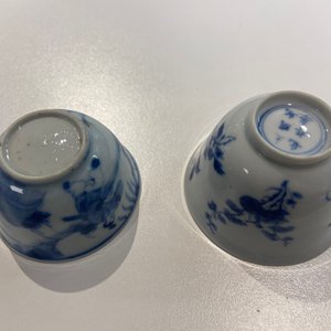 Deux tasses, un kendi, un vase couvert et une boîte à thé en porcelaine de Chine en bleu et blanc et de style Imari, Wanli et Kangxi — photo 17