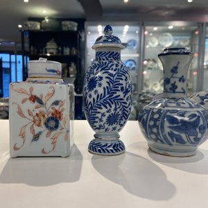 Deux tasses, un kendi, un vase couvert et une boîte à thé en porcelaine de Chine en bleu et blanc et de style Imari, Wanli et Kangxi — photo 19
