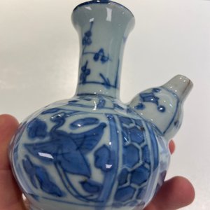 Deux tasses, un kendi, un vase couvert et une boîte à thé en porcelaine de Chine en bleu et blanc et de style Imari, Wanli et Kangxi — photo 22