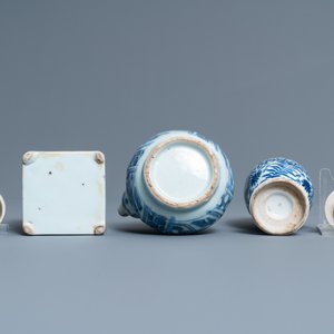 Deux tasses, un kendi, un vase couvert et une boîte à thé en porcelaine de Chine en bleu et blanc et de style Imari, Wanli et Kangxi — photo 7