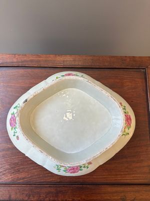 Deux tazzas de forme ovale en porcelaine de Chine famille rose de Canton, 19ème — photo 7