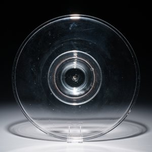 Deux tazzas sur piédouche basse en verre et une plus haute, Angleterre, 17/19ème — photo 3