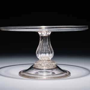 Deux tazzas sur piédouche basse en verre et une plus haute, Angleterre, 17/19ème — photo 5