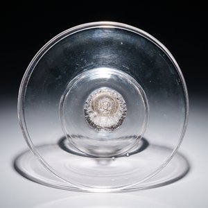 Deux tazzas sur piédouche basse en verre et une plus haute, Angleterre, 17/19ème — photo 9