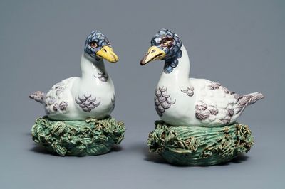 Deux terrines en forme de canards en faïence de Delft polychrome, 18ème