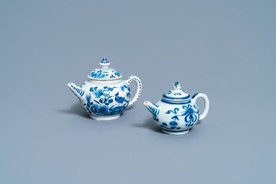 Deux théières couvertes en faïence de Delft en bleu et blanc, 18ème