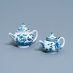Deux théières couvertes en faïence de Delft en bleu et blanc, 18ème — photo 1