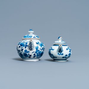Deux théières couvertes en faïence de Delft en bleu et blanc, 18ème — photo 5