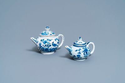 Deux théières couvertes en faïence de Delft en bleu et blanc, 18ème