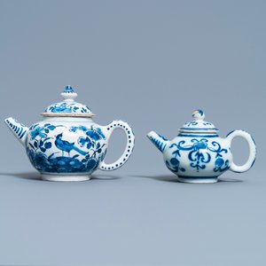 Deux théières couvertes en faïence de Delft en bleu et blanc, 18ème — photo 2
