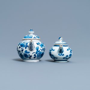 Deux théières couvertes en faïence de Delft en bleu et blanc, 18ème — photo 5