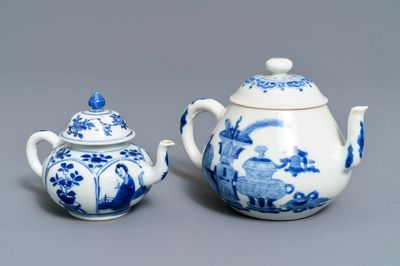 Deux théières couvertes en porcelaine de Chine bleu et blanc, marques Yu et Jiajing, Kangxi