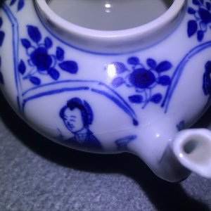 Deux théières couvertes en porcelaine de Chine bleu et blanc, marques Yu et Jiajing, Kangxi — photo 13