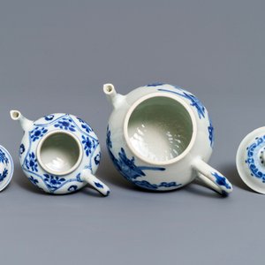 Deux théières couvertes en porcelaine de Chine bleu et blanc, marques Yu et Jiajing, Kangxi — photo 6