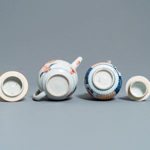 Deux théières couvertes en porcelaine de Chine en bleu et blanc et deux de style Imari, Kangxi — photo 13
