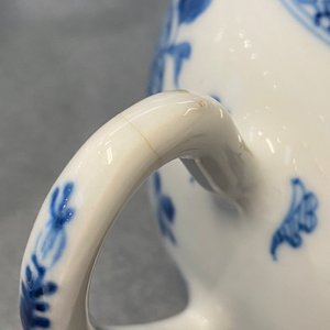 Deux théières couvertes en porcelaine de Chine en bleu et blanc et deux de style Imari, Kangxi — photo 18