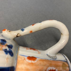 Deux théières couvertes en porcelaine de Chine en bleu et blanc et deux de style Imari, Kangxi — photo 19