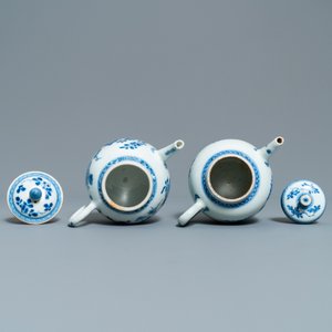 Deux théières couvertes en porcelaine de Chine en bleu et blanc et deux de style Imari, Kangxi — photo 6