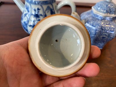 Deux théières couvertes en porcelaine de Chine en bleu et blanc, Kangxi — photo 5