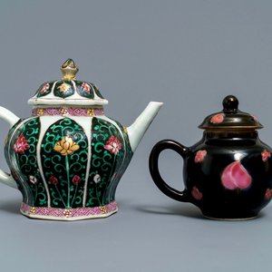 Deux theières couvertes en porcelaine de Chine famille noire, Yongzheng/Qianlong — photo 1