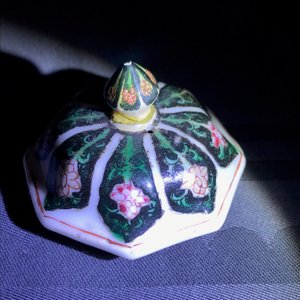 Deux theières couvertes en porcelaine de Chine famille noire, Yongzheng/Qianlong — photo 7