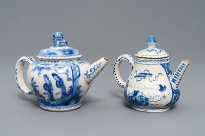 Deux théières en faïence de Delft bleu et blanc à décor de chinoiserie, 18ème