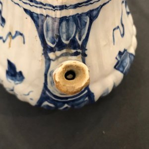 Deux théières en faïence de Delft bleu et blanc à décor de chinoiserie, 18ème — photo 16