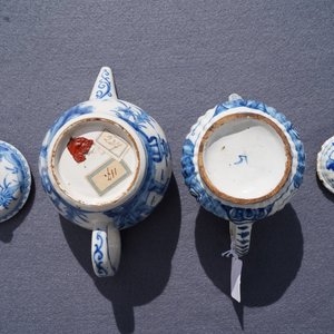 Deux théières en faïence de Delft bleu et blanc à décor de chinoiserie, 18ème — photo 24