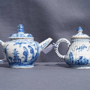 Deux théières en faïence de Delft bleu et blanc à décor de chinoiserie, 18ème — photo 26