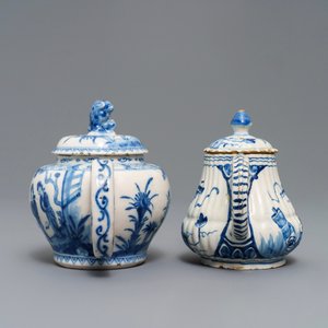 Deux théières en faïence de Delft bleu et blanc à décor de chinoiserie, 18ème — photo 5