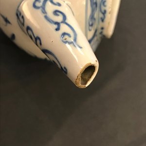 Deux théières en faïence de Delft bleu et blanc à décor de chinoiserie, 18ème — photo 8