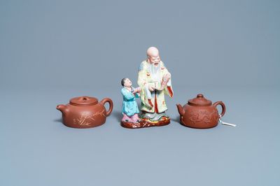 Deux théières en grès de Yixing et un groupe en famille rose figurant Shou Lao, Kangxi et 20ème