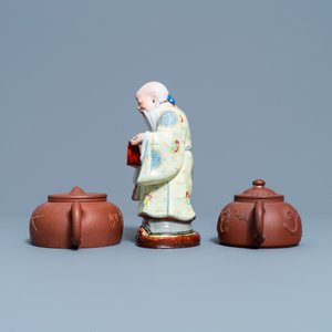 Deux théières en grès de Yixing et un groupe en famille rose figurant Shou Lao, Kangxi et 20ème — photo 3