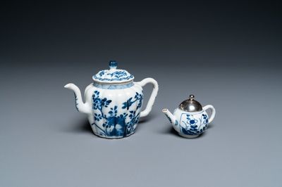 Deux théières en porcelaine de Chine en bleu et blanc, Kangxi/Qianlong