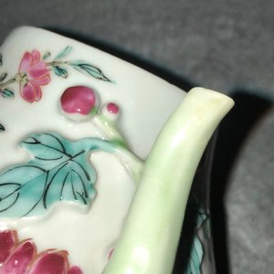 Deux théières en porcelaine de Chine famille rose à décor en relief, Yongzheng — photo 25