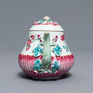 Deux théières en porcelaine de Chine famille rose à décor en relief, Yongzheng — photo 10