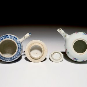 Deux théières en porcelaine de Chine famille rose et bleu et blanc, Qianlong — photo 6
