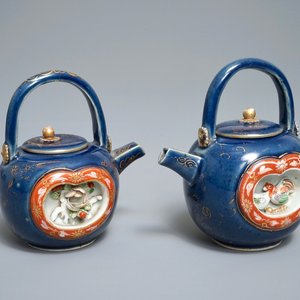 Deux théières en porcelaine Imari de Japon à fond bleu poudré, Edo, 17/18ème — photo 1