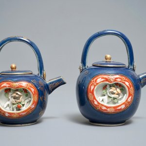 Deux théières en porcelaine Imari de Japon à fond bleu poudré, Edo, 17/18ème — photo 4