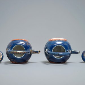Deux théières en porcelaine Imari de Japon à fond bleu poudré, Edo, 17/18ème — photo 6
