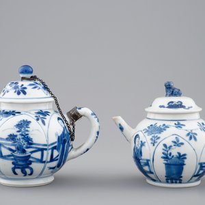Deux théières et couvercles en porcelaine de Chine bleu et blanc, Kangxi — photo 2