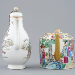 Deux théières et couvercles en porcelaine de Chine famille rose, 19/20ème — photo 3