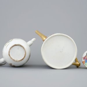 Deux théières et couvercles en porcelaine de Chine famille rose, 19/20ème — photo 6