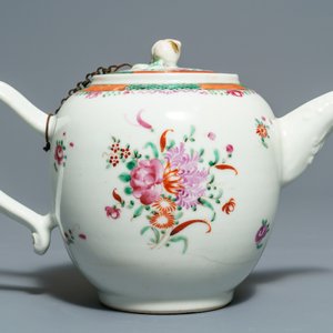 Deux théières et deux tasses et leur soucoupes en porcelaine de Chine famille rose, Qianlong — photo 15