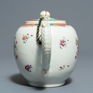 Deux théières et deux tasses et leur soucoupes en porcelaine de Chine famille rose, Qianlong — photo 16