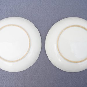 Deux théières et deux tasses et leur soucoupes en porcelaine de Chine famille rose, Qianlong — photo 25