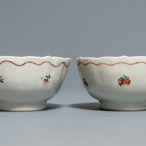 Deux théières et deux tasses et leur soucoupes en porcelaine de Chine famille rose, Qianlong — photo 5