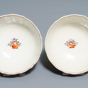 Deux théières et deux tasses et leur soucoupes en porcelaine de Chine famille rose, Qianlong — photo 8