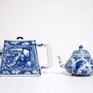 Deux théières et leur couvercle en porcelaine de Chine bleu et blanc, une 19ème, une Kangxi — photo 2