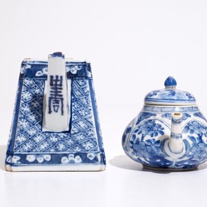 Deux théières et leur couvercle en porcelaine de Chine bleu et blanc, une 19ème, une Kangxi — photo 3